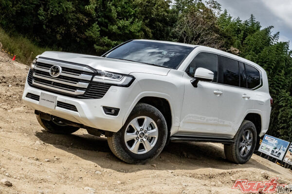 トヨタ ランドクルーザー300（525万2500～813万6700円）。全長4950×全幅1980×全高1925mm、3.5L・V6ターボ（415ps）、WLTCモード燃費8.0km/L（AX）
