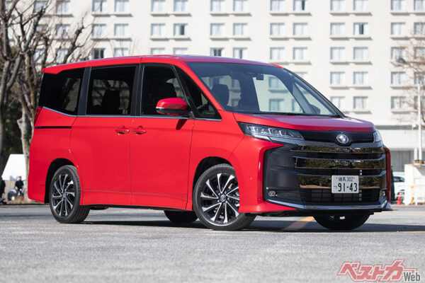 トヨタ ノア/ヴォクシー(267万~396万円)。全長4695×全幅1730×全高1895mm、1.8L直4(98ps)+M(95ps)、WLTCモード燃費23.0km/L(ハイブリッドS-G)