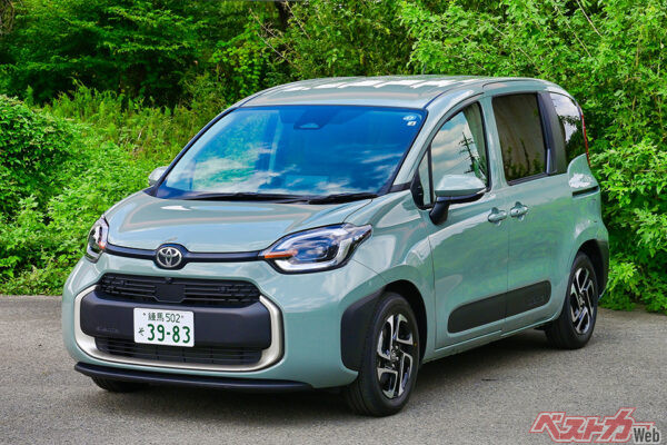 トヨタ シエンタ(199万5200~323万4600円)。全長4260×全幅1695×全高1695mm、1.5L直3(91ps)+M(80ps)、WLTCモード燃費28.2km/L(ハイブリッドG)