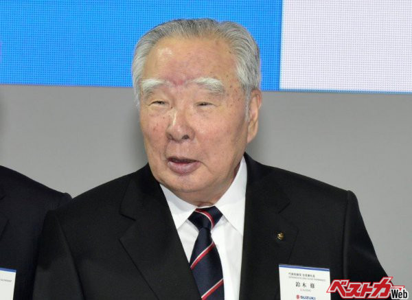 鈴木修会長(写真右)が発した「2013年度はなんとしても軽シェア30%を挽回」発言。