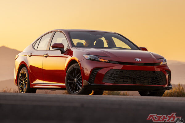 マイナーチェンジを受けた北米版現行型トヨタ カムリは、惚れ惚れするほどスタイリッシュ！