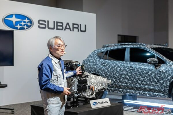 昨年5月に披露された次世代e-BOXERと藤貫哲郎CTO。この次世代e-BOXERは新型フォレスターに採用されることに。