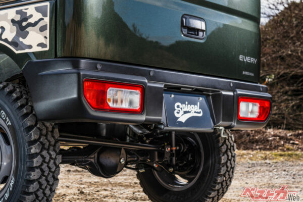 リアバンパーにはJB64ジムニーの純正テールランプをインストールできる