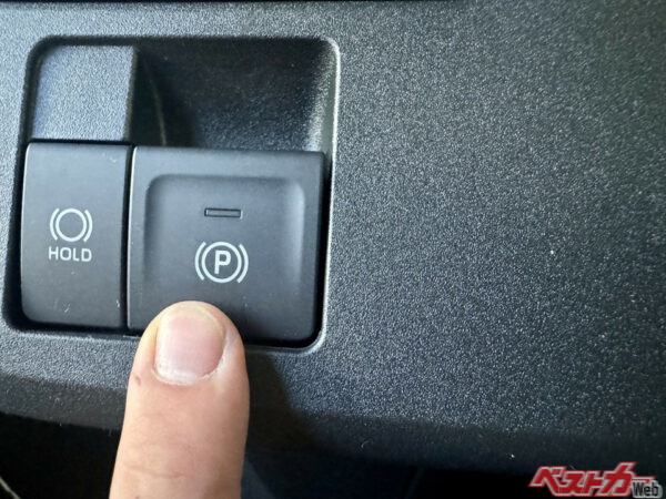 パーキングブレーキの併用は必須。特に、クルマから離れるような時はPレンジのみというのは絶対にNG。坂道などに停車する時にパーキングブレーキを使用しないと危険なだけではなく、ギヤに負担をかけて故障の原因になることもある