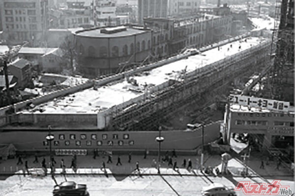 1953年に銀座周辺で着工された東京高速道路