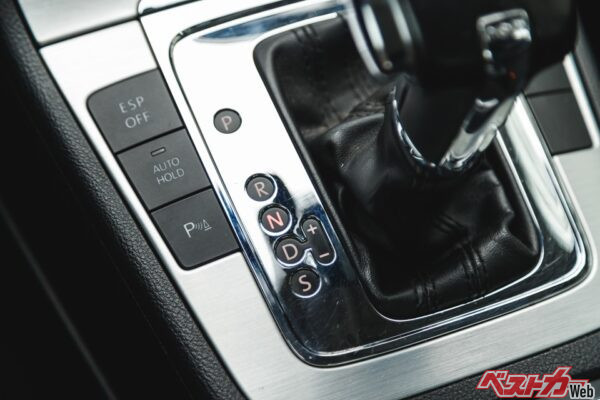 駐車場に停める際、Pレンジに入れてからパーキングブレーキをかけるのではなく、パーキングブレーキからPレンジに入れるのが正解（vladdeep@Adobe Stock）