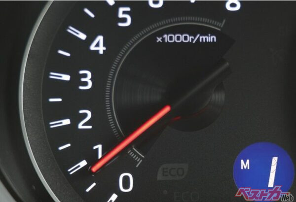 下り坂では、ニュートラルは使用してはダメ。エンジンブレーキが使用できなくなり、フットブレーキの使いすぎにつながる。急な下り坂ではM1レンジやBレンジなどを併用するのが正解