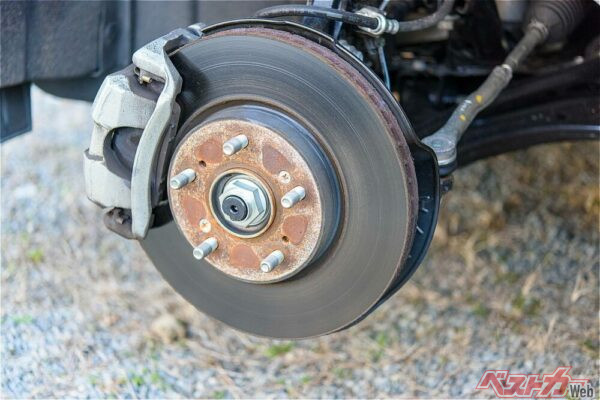 日本車に主流のナット式。ホイールハブからボルトが突き出ている(Ryolemon@Adobestock)