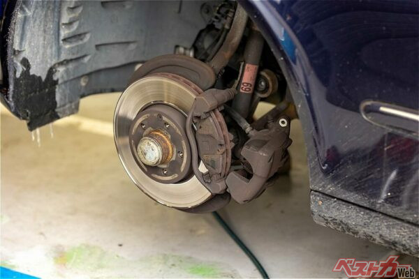 欧州車で主流のボルト式。タイヤ穴とハブ穴を合わせてボルトを締め込む(ドンピエロ@Adobestock)