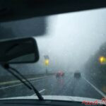 いよいよ梅雨に入り！　いまさら聞けないクルマの窓ガラスが曇ったときの正しい対処法とは？