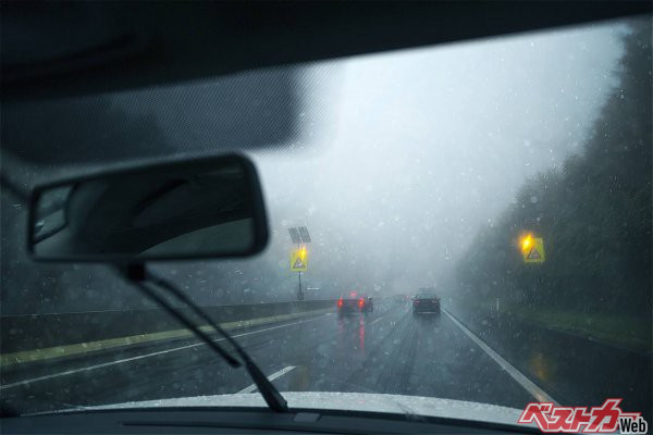 いよいよ梅雨に入り！　いまさら聞けないクルマの窓ガラスが曇ったときの正しい対処法とは？