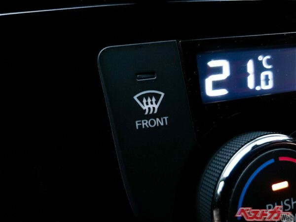 扇形に波矢印のデフロスタのマーク。曇ったら迷わずON！（HansenThedy@Adobestock）