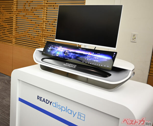 高輝度の液晶パネルを湾曲させることで視認性に優れた配置が可能