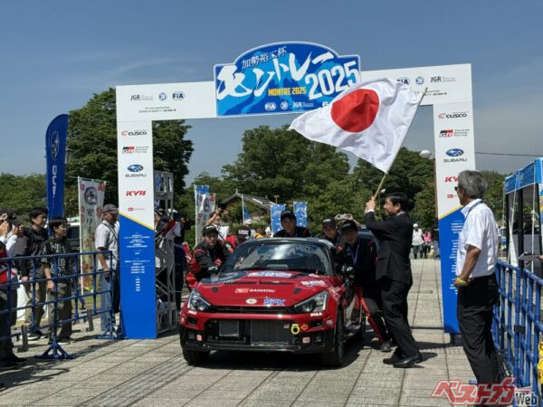 残念ながらエンジンがかからず、セレモニアルスタートには押して参加することになった