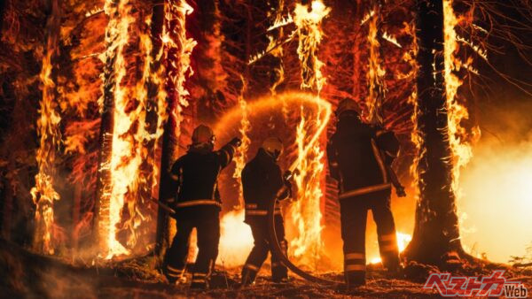 大気中のCO2濃度の上昇により気温が上昇。全世界は火の海と化す!?(Gorodenkoff@AdobeStock)