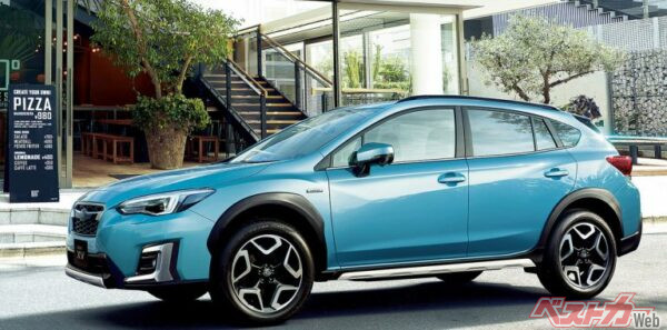 スバルXVのフォグランプガーニッシュ、フェンダーアーチ、サイドガーニッシュが無塗装の樹脂製