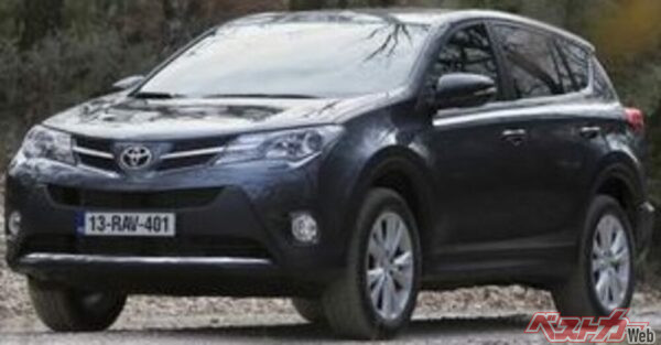 2013年に登場した4代目RAV4。日本には導入されなかったが、世界戦略車としてミドルクラスSUVの地位をさらに確立していった（写真は欧州仕様）