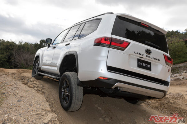 やっぱりランクル300の走破性は伊達じゃない!! リアの足がこんなに伸びるのはお見事すぎ