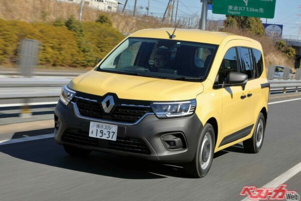 ルノー カングー クレアティフ。前後バンパーが無塗装になるほか、ドアパネル下部にも樹脂パネルが貼られる。むしろ積極的に無塗装樹脂バンパーを使用した好例