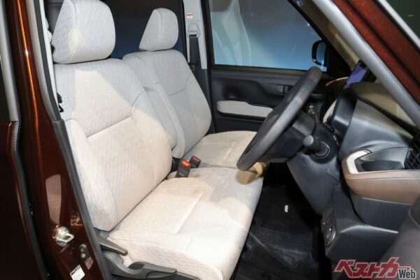 表皮は異なるが原則全グレード同じシートとなる。個人的にオススメはリアシートだがフロントシートもお見事