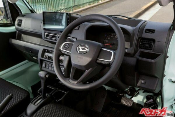 とても軽商用トラックとは思えないハイゼットトラックのコクピット。写真はCVT