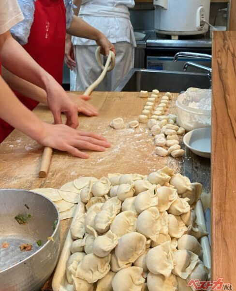 『餃子の店 您好』 の餃子作り行程を激写! 皮をカット→成形→餡を包む……という3行程の流れ作業を、3人が見事な連携でこなす。この手早さに感動!!