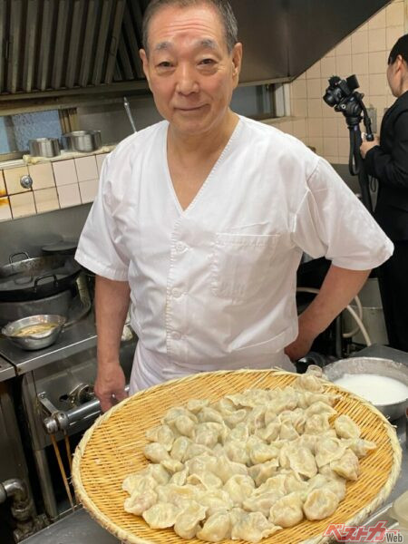 我々報道陣の注文にも柔らかい笑顔で応えていただいた、店主の野坂由郎さん。「第1回JAPAN餃子大賞」総合1位受賞、おめでとうございます！