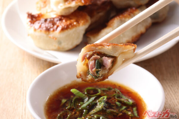 カリカリで肉汁がじゅわっ! 調味料「沙茶醤」(サーチャージャン)を酢と醤油で割り、青ネギを加えた『 餃子の店 您好』 特製の付けダレが絶品!! 『 餃子の店 您好(ニイハオ)』:東京都渋谷区西原2-27-4 升本ビル2F<br><br>