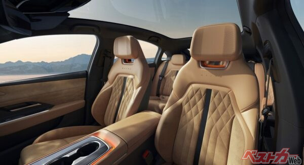 ルーフは全面クリアガラスを採用。明るい車内で解放感は抜群だ