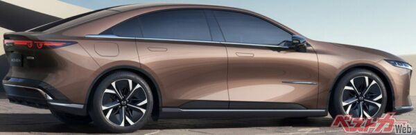 リアウィンドウを強く寝かせたリアスタイル。トランクエンドには、可動式リアウイングも装着されている