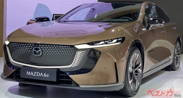 2025年3月25日～4月6日に開催されたバンコク国際モーターショー2025で筆者が撮影した「MAZDA 6e」。中国向けの名称「EZ-6」ではなく、ASEANでは「6e」と名乗るようだ