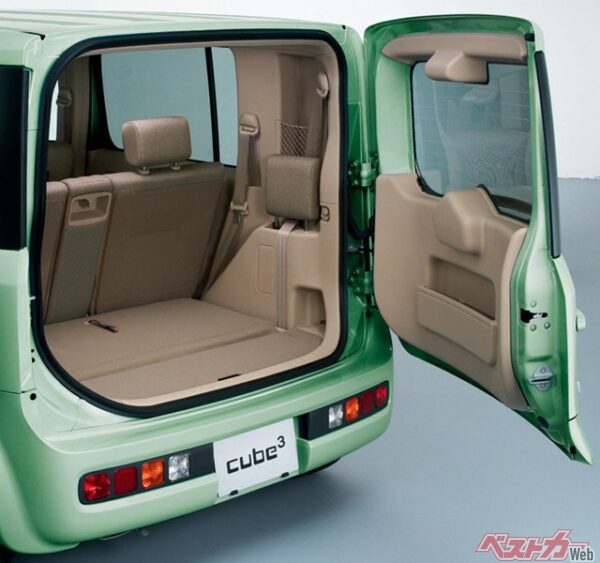 3列シート用のヘッドレストは側面に収容可能