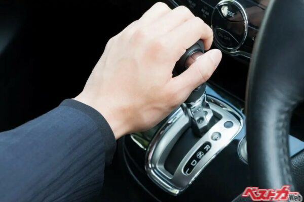 駐車する際、Pレンジにいれてからパーキングブレーキをかける人が多いようだが、パーキングブレーキをかけた後に、Pレンジに入れるが正しい順番（PHOTO：Adobe Stock＠あんみつ姫）