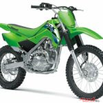 【新車】「KLX140R L」が46万4200円で国内導入決定！ エレクトリックスターターを備え、オフロード入門に最適な新型登場