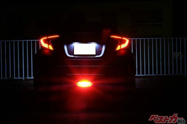 何でもない時は後続車両の目つぶしにしかならないバックフォグだが、荒天時や濃霧の際は大切な装備となる（kazu8@Adobe Stock）
