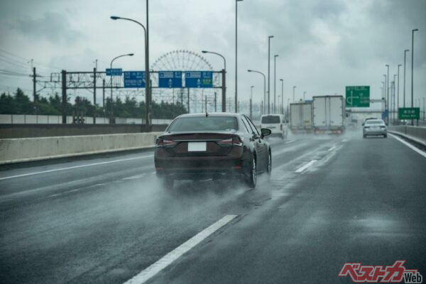 高速道路は凸形状のため、道路の左右に水が溜まりやすい。コーナー部では傾斜が付いているので、内側は深い水たまりができやすい（naka@Adobe Stock）