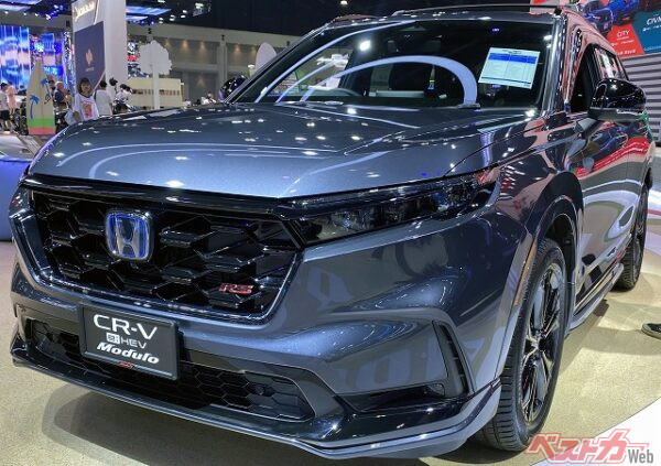 バンコク国際モーターショーに出展されていた、CR-V e:HEV RS Modulo。ブラックを基調としたエクステリア加飾によって、厳つくカッコいいスタイリングとなっており、ぜひとも日本導入を希望したいモデルだ