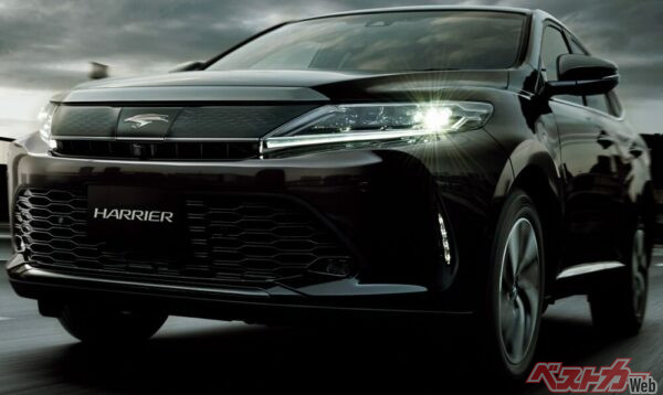 先代モデルでは流れるウインカーを採用していたトヨタハリアー。ただ最新型では採用をとりやめている