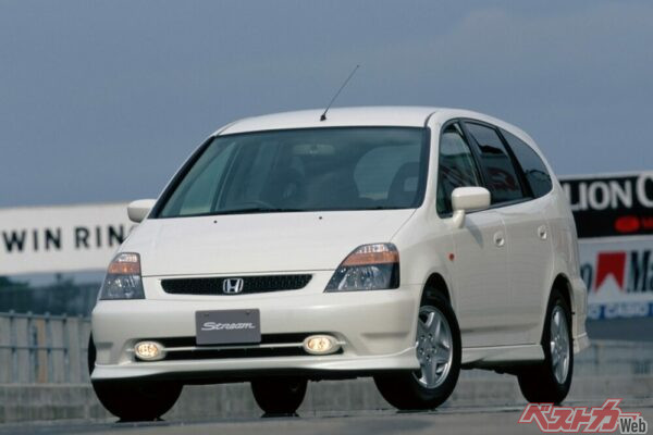 当時のライバルだったホンダ ストリーム。5ナンバー枠に収まるミニバンでK20Aエンジン搭載。まさにミニバン界の革命児だった