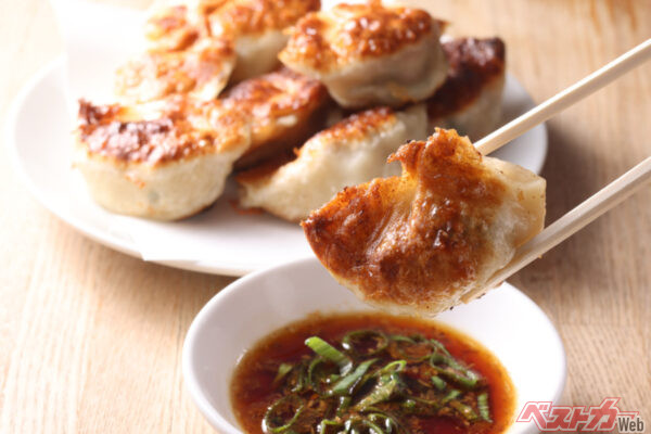 カリカリで肉汁がじゅわっ! 調味料「沙茶醤」(サーチャージャン)を酢と醤油で割り、青ネギを加えた『餃子の店 您好』 特製の付けダレが絶品!!