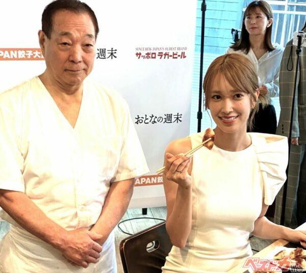 「総合1位の焼餃子、私の好きな味です!」と笑顔の佐々木久美さん。左は餃子の店 您好』 店主の野坂由郎さん