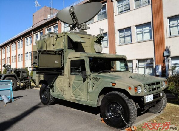 陸上自衛隊で採用されているメガクルーザー。衛星単一通信可搬局装置JMRC-C4