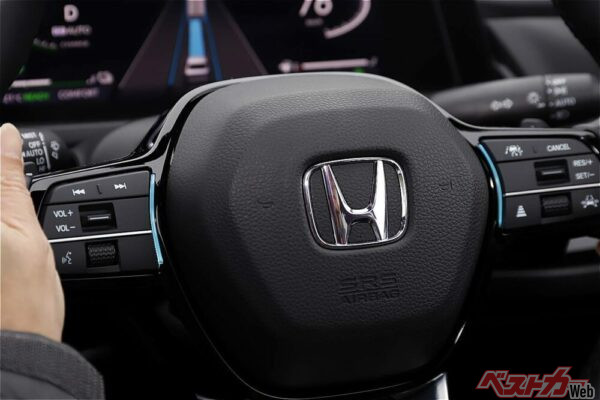 ハンズフリー可能な場合はステアリングスポーツ付け根がブルーに点灯する