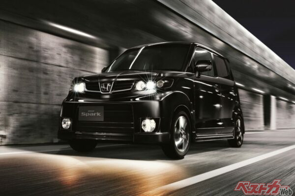 素ゼストにくらべてゼストスパークはフロントがかなりワイルドに