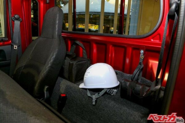 ジャンボのシートはリクライニング機構があるのがいい。シート後部には横幅1345mm、長さ175mmほどのスペースがある