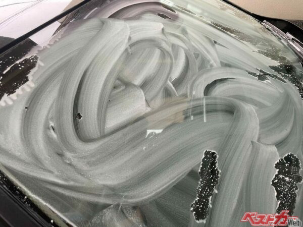 このようにキイロビンやガラコクリーナーなどのガラスクリーナーで汚れや油膜を落としてから撥水コーティング剤を塗ると効果絶大