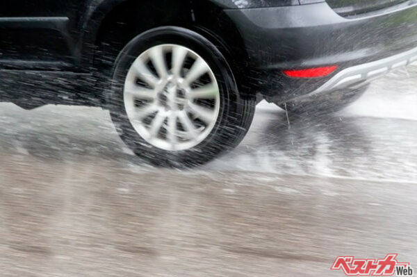 路面にしっかりとタイヤが喰いついていないのなら事故の危険性もかなり高まる。梅雨の時期、最も気を付けたいのはハイドロプレーニング現象だ（Gina Sanders＠Adobe Stock）
