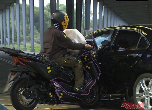 バイク事故で命を守る！　豊田合成が開発中の『車載エアバッグ』がスゴい理由
