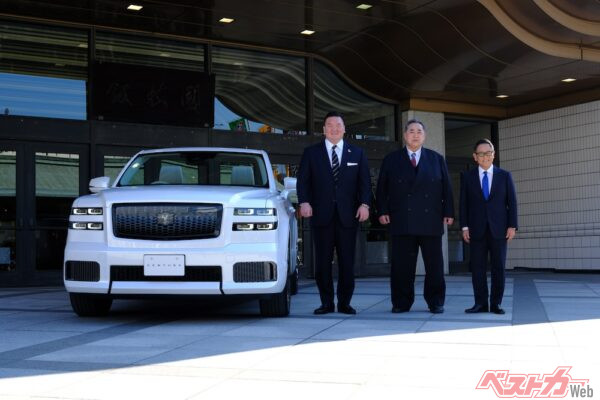 2024年1月のパレードカーお披露目に登場した（左から）白鵬氏、芝田山親方、豊田章男会長