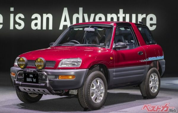 1994年登場の初代RAV4。シティ派を意識した斬新なクロスオーバーというイメージだった